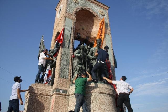 Polis Taksim Meydanı'na girdi