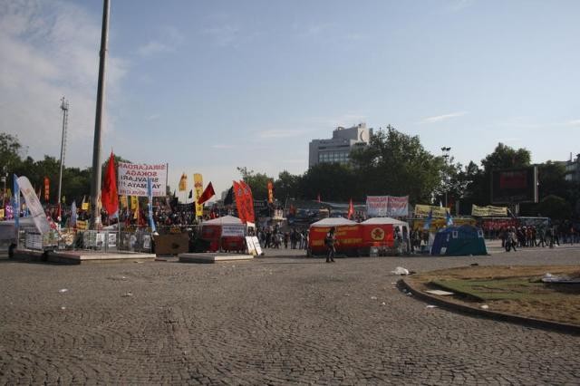 Polis Taksim Meydanı'na girdi