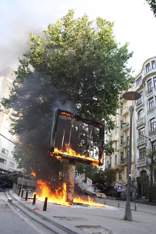 Polis Taksim Meydanı'na girdi