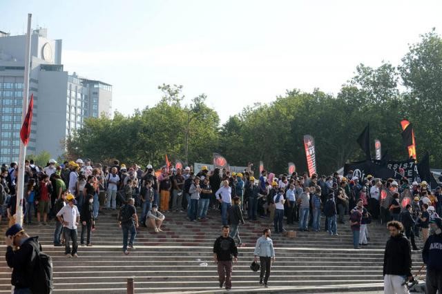 Polis Taksim Meydanı'na girdi