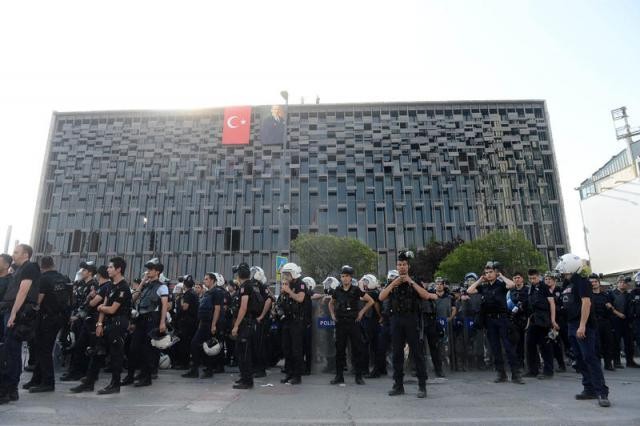 Polis Taksim Meydanı'na girdi