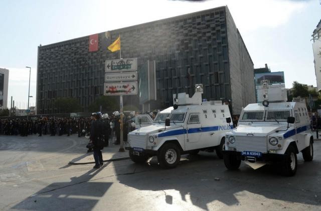 Polis Taksim Meydanı'na girdi