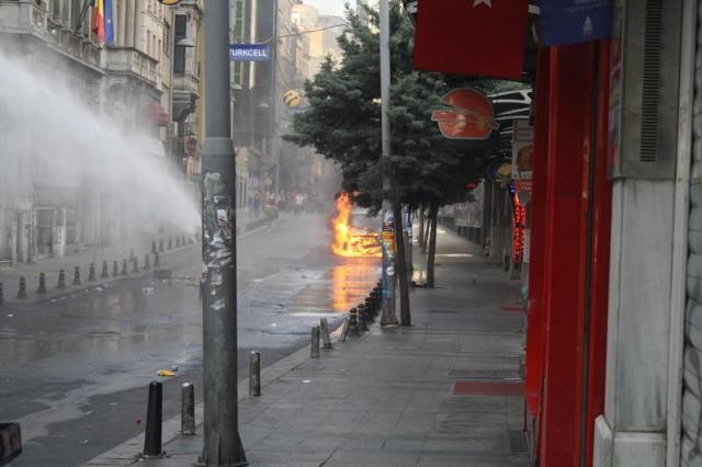 Polis Taksim Meydanı'na girdi