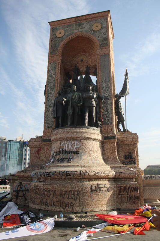 Polis Taksim Meydanı'na girdi