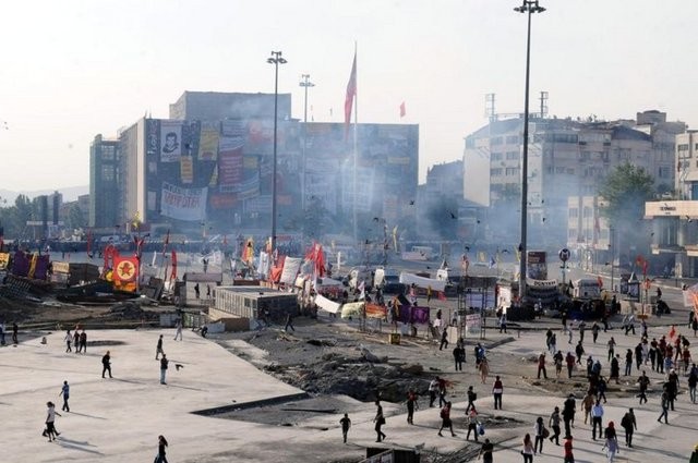 Polis Taksim Meydanı'na girdi