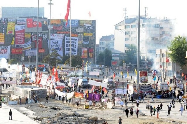 Polis Taksim Meydanı'na girdi