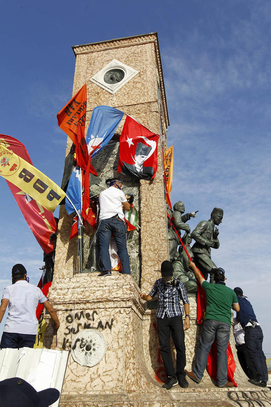 Polis Taksim Meydanı'na girdi