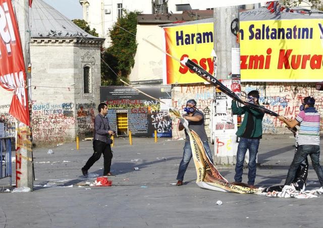 Polis Taksim Meydanı'na girdi