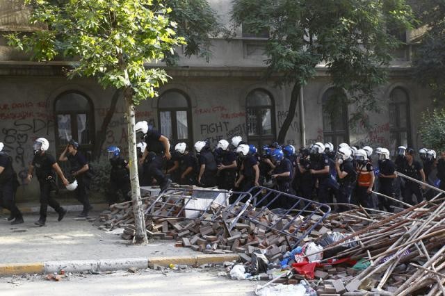 Polis Taksim Meydanı'na girdi