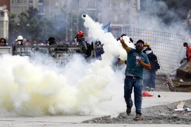 Polis Taksim Meydanı'na girdi