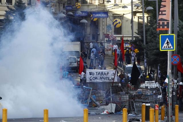 Polis Taksim Meydanı'na girdi