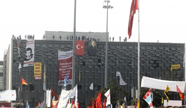 Polis Taksim Meydanı'na girdi