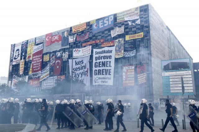 Polis Taksim Meydanı'na girdi