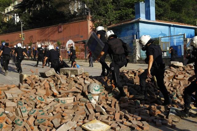 Polis Taksim Meydanı'na girdi