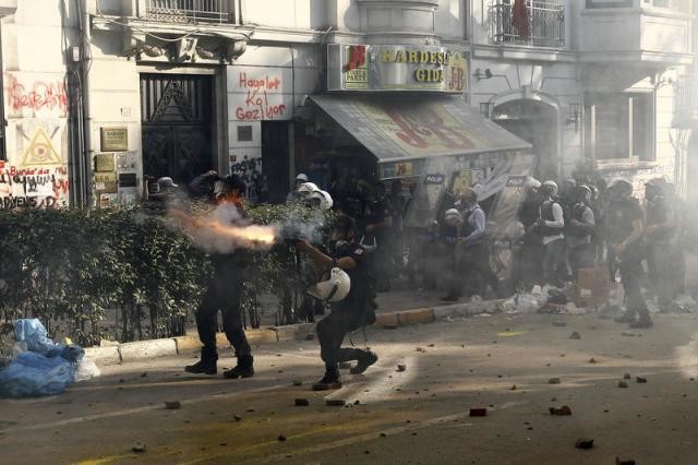 Polis Taksim Meydanı'na girdi