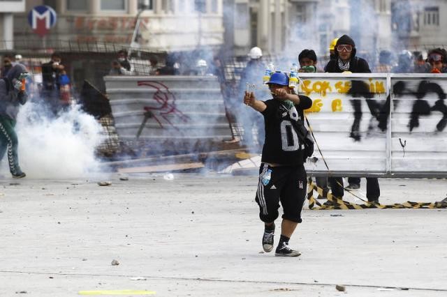 Polis Taksim Meydanı'na girdi