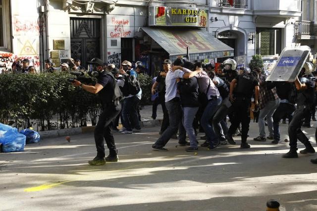 Polis Taksim Meydanı'na girdi