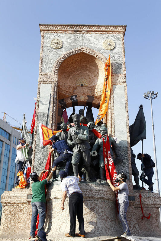 Polis Taksim Meydanı'na girdi