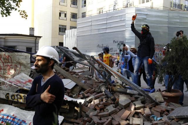 Polis Taksim Meydanı'na girdi