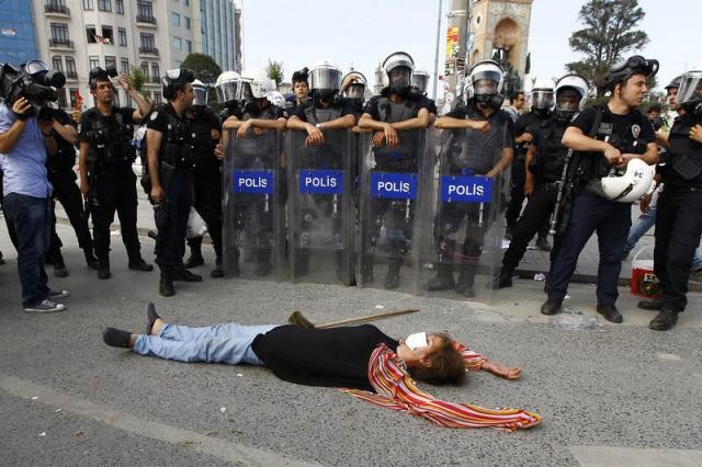 Polis Taksim Meydanı'na girdi