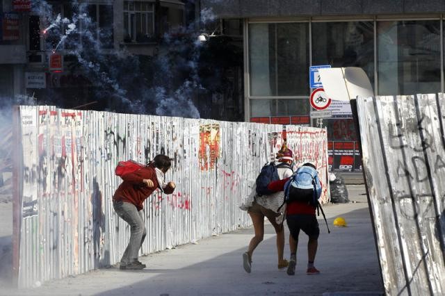 Polis Taksim Meydanı'na girdi