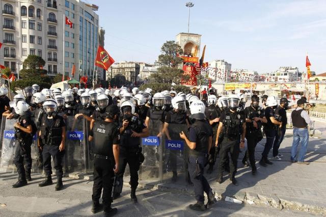 Polis Taksim Meydanı'na girdi