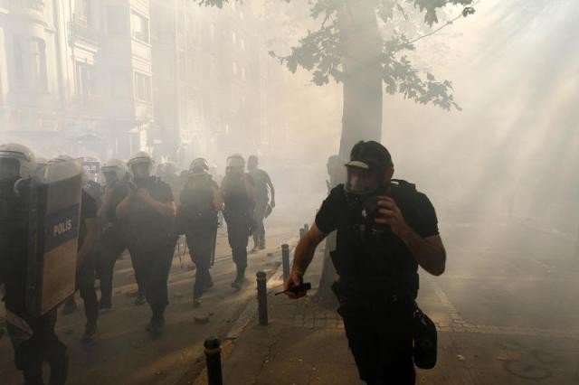 Polis Taksim Meydanı'na girdi