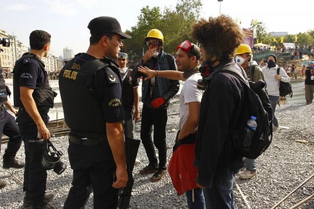 Polis Taksim Meydanı'na girdi