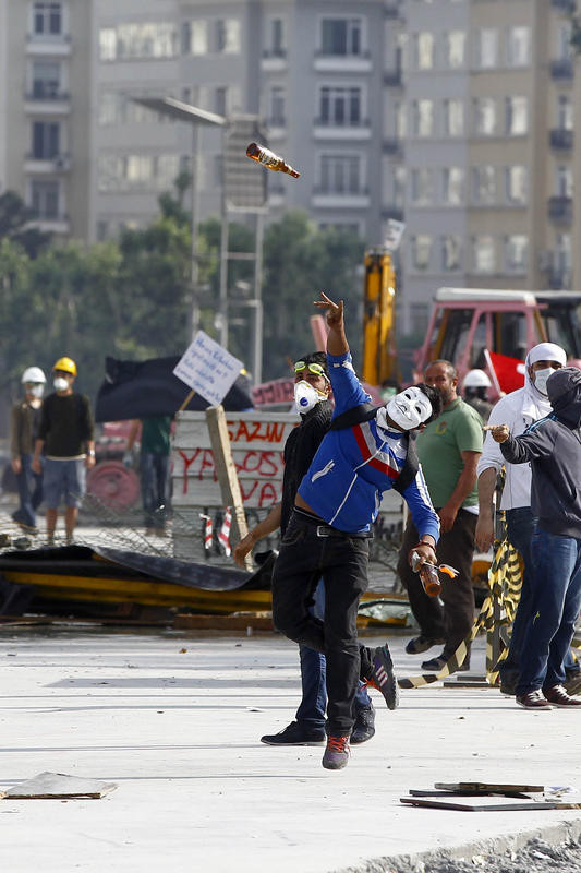 Polis Taksim Meydanı'na girdi