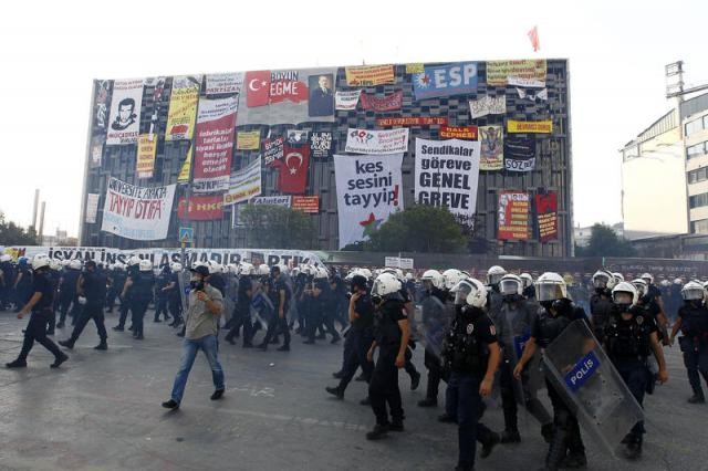 Polis Taksim Meydanı'na girdi