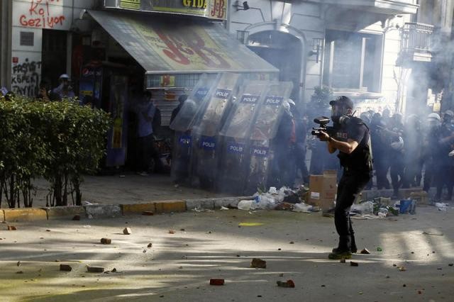 Polis Taksim Meydanı'na girdi