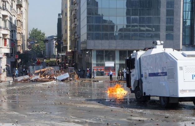 Eylemciler Taksim'de TOMA yaktı