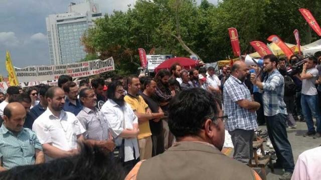 Taksim Meydan'ında cuma namazı