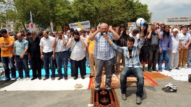 Taksim Meydan'ında cuma namazı