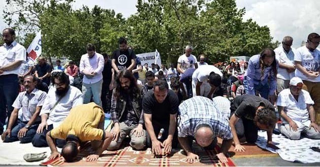 Taksim Meydan'ında cuma namazı