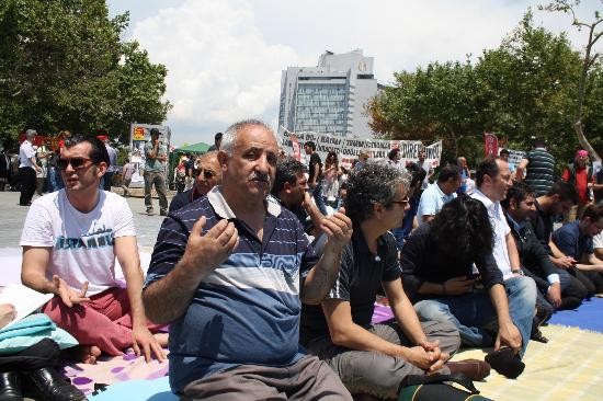 Taksim Meydan'ında cuma namazı