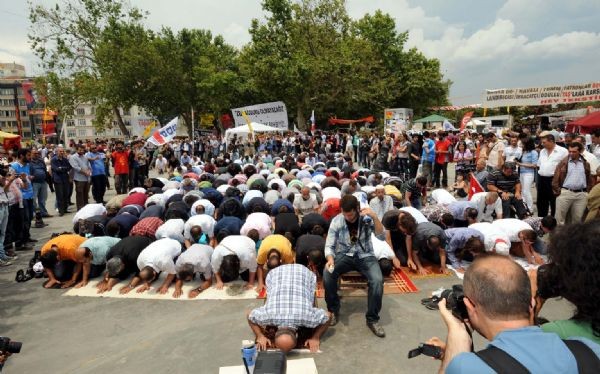 Taksim Meydan'ında cuma namazı