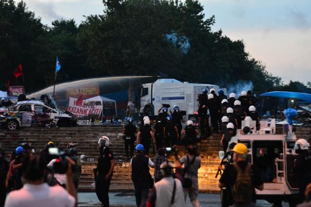 Taksim Meydanı ve Gezi Parkı'na müdahale