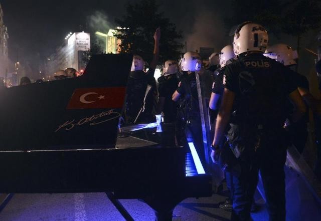 Taksim Meydanı ve Gezi Parkı'na müdahale