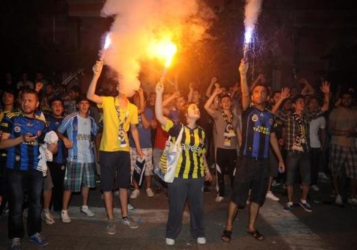 Fener taraftarlardan yönetime protesto