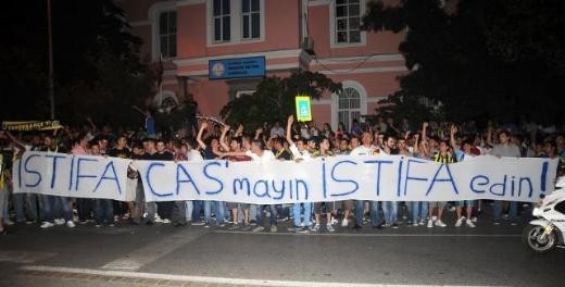 Fener taraftarlardan yönetime protesto