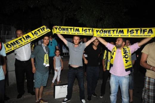 Fener taraftarlardan yönetime protesto