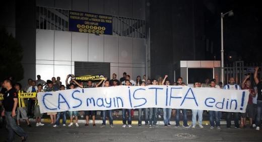 Fener taraftarlardan yönetime protesto