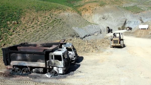 Tunceli'de 6 araç ateşe verildi