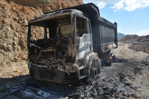 Tunceli'de 6 araç ateşe verildi