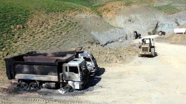 Tunceli'de 6 araç ateşe verildi