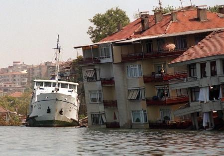 Depremden dehşete düşüren kareler!