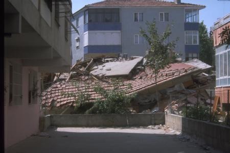 Depremden dehşete düşüren kareler!