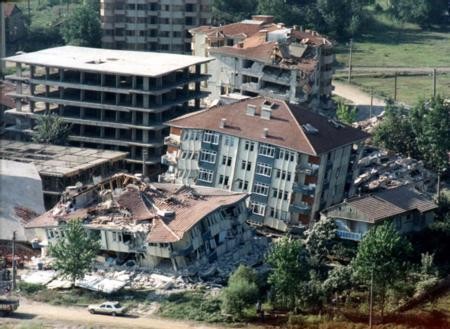 Depremden dehşete düşüren kareler!