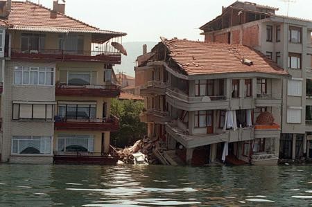 Depremden dehşete düşüren kareler!